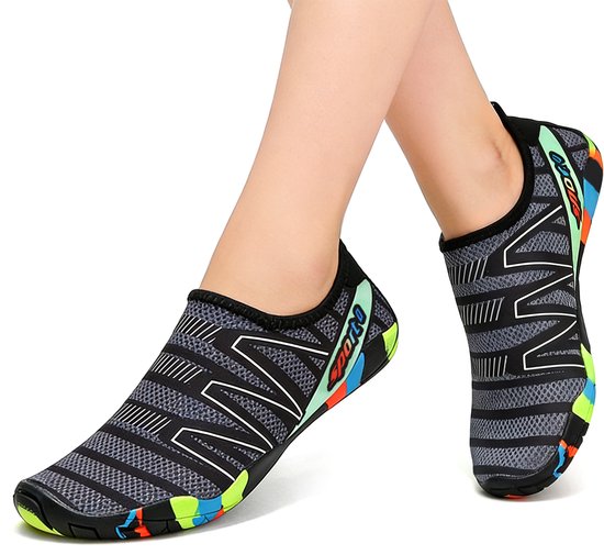 Grijze waterschoenen met zwarte strepen en een regenboogkleurige zool.