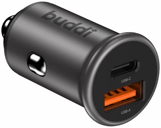 Een donkergrijze Buddi autolader met één USB-C poort en een oranje USB-A poort.