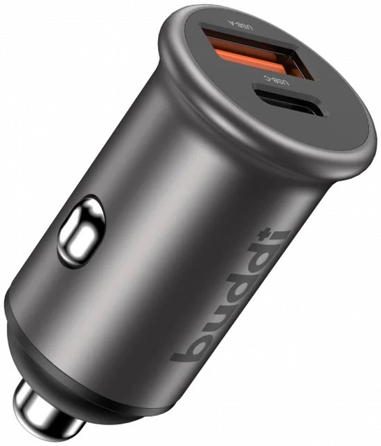 Een donkergrijze Buddi autolader met één oranje USB-A poort en één USB-C poort.