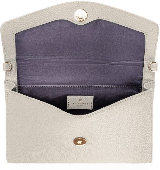 Open crèmekleurige lederen clutch met goudkleurige knop en logo label.