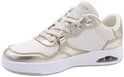 Witte sneaker met champagnekleurige accenten, veters en zichtbaar luchtkussen.