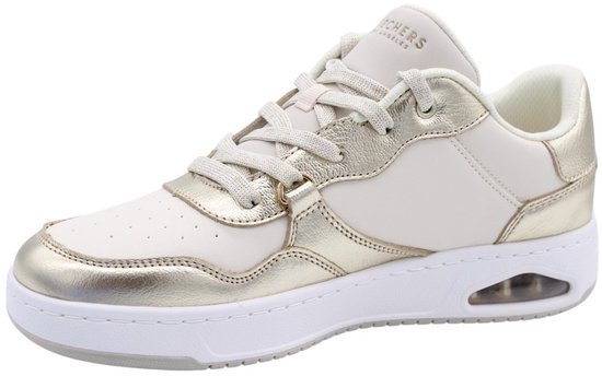 Witte sneaker met champagnekleurige accenten, veters en zichtbaar luchtkussen.