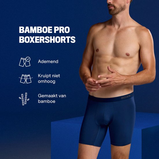 Man in donkerblauwe BOXR bamboe boxershort. Ademend, anti-opkruipend.