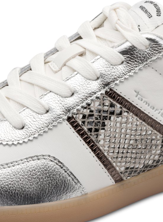 Sluiting van witte dames sneaker met zilverkleurige details, slangenprint en glitter op de hiel.