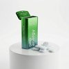 Een groene 'pep energy' doos met deksel open en witte pepermuntjes ernaast.