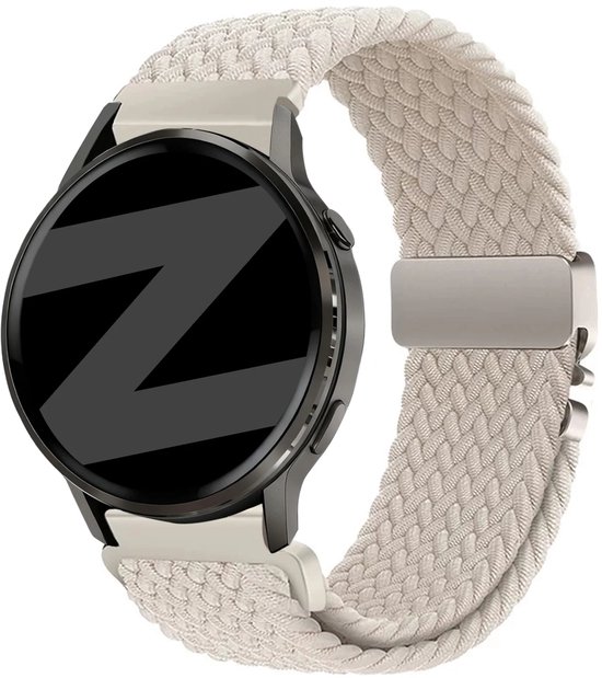 Een smartwatch met een beige, gevlochten bandje en zilverkleurige sluiting.