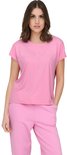 Model in roze Only Play T-shirt met korte mouwen en bijpassende roze joggingbroek.