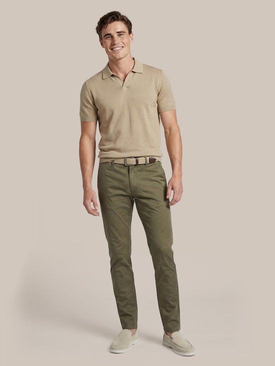 Man met olijfgroene chino's en beige polo.
