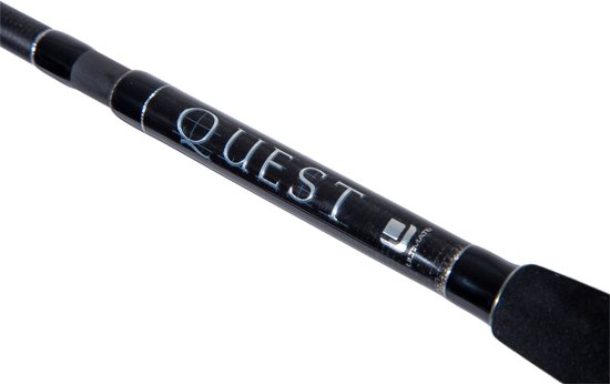 Zwarte hengel met zilveren tekst 'QUEST ULTIMATE' en een logo, op een witte achtergrond.