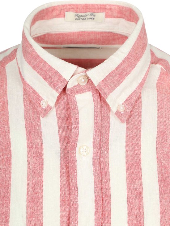 Detail van de button-down kraag en knopen van een roze met wit gestreept katoen-linnen overhemd.