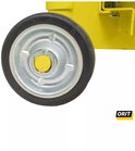 Gedetailleerd beeld van een wiel met een zilverkleurige velg en zwart rubberen band van een gele klinkerknipper.