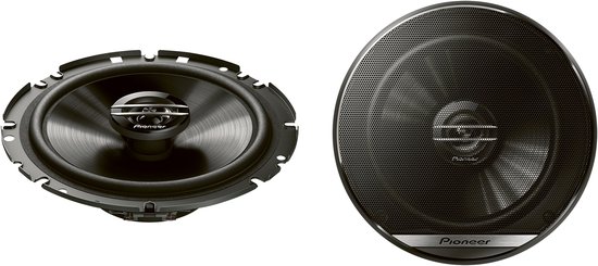 Een ovale en een ronde Pioneer autospeaker naast elkaar.