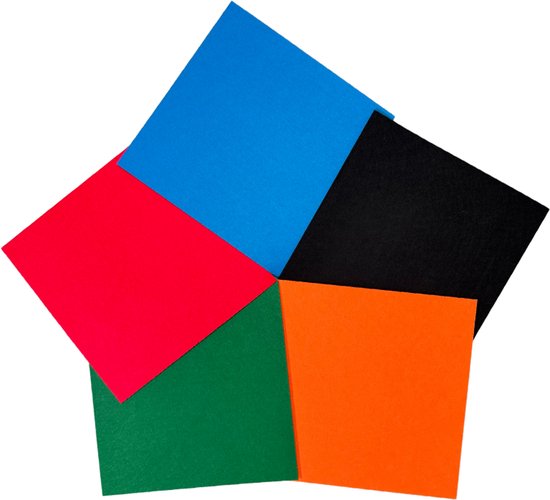 Vijf hoekige vellen vilt in rood, blauw, zwart, oranje en groen, gearrangeerd in een ster/pentagram.