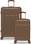 Twee bruine SUITSUIT koffers op zwarte achtergrond, een grote en een handbagage koffer.