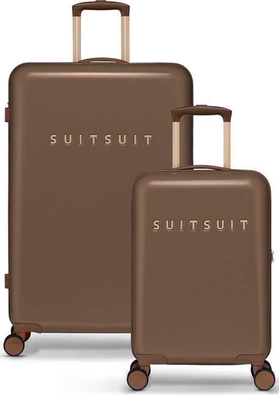 Twee bruine SUITSUIT koffers op zwarte achtergrond, een grote en een handbagage koffer.