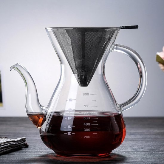 Glazen koffiezetapparaat met zilverkleurig RVS filter, gevuld met donkere koffie.