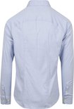 Chemise bleu clair unie à manches longues, avec des pinces de couture sur le dos et des boutons aux poignets.