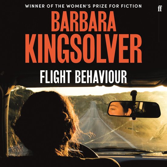 Boek "Flight Behaviour" van Barbara Kingsolver, winnaar van de Women's Prize for Fiction, met een vrouw die vanuit de auto naar de weg kijkt.