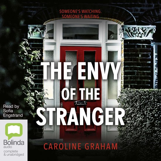De audioboekcover van 'The Envy of the Stranger' door Caroline Graham, met een rode voordeur en tekst. Lees door Sofia Engstrand.