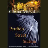 Boekomslag van Perdido Street Station door China Miéville, met op de voorgrond een close-up van een donkere, gevederde vleugel, op een donkere achtergrond. De titel "Perdido Street Station" staat in gele letters.