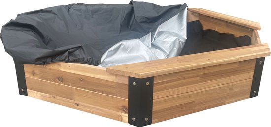 Houten achthoekige zandbak met zwarte hoekverbindingen, met een grijze beschermhoes erin.