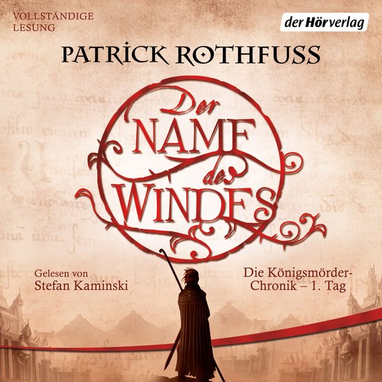 Boekomslag "Der Name des Windes" van Patrick Rothfuss met de tekst "Vollständige Lesung" en "Der Hörverlag". Een figuur met een staf staat op een plein.