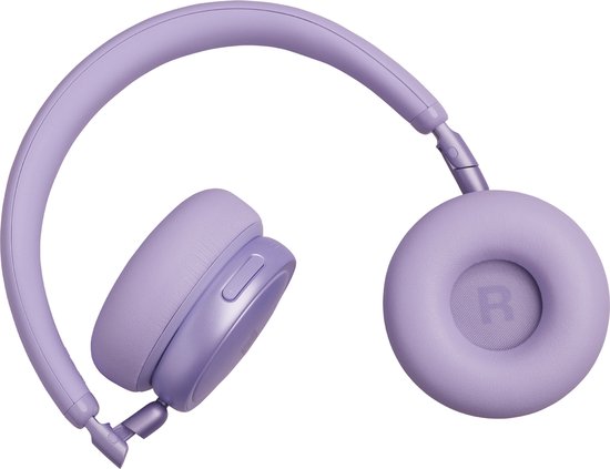 Lichtpaarse on-ear koptelefoon, gedetailleerd op een zwarte achtergrond.