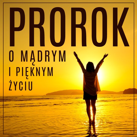 Een vrouw staat met haar armen omhoog in het water bij zonsondergang, met de tekst "PROROK O MĄDRYM I PIĘKNYM ŻYCIU" in grote letters erboven.