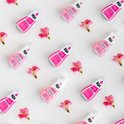 Patroon van Rit vloeibare kleurstof in Fuchsia en Petal Pink met roze bloemen op een witte achtergrond.
