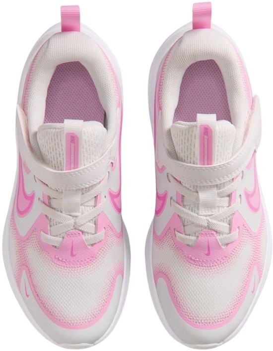 Bovenkant van twee wit met roze sneakers met roze Nike logo's en klittenbandsluitingen.