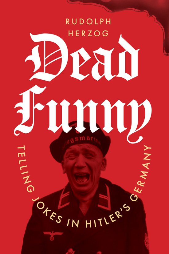 Boekomslag 'Dead Funny' met een man in een militair uniform die lacht, met tekst in gotische letters.