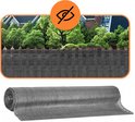 Zwart schaduwnet op rol, naast een afbeelding van een schutting met groen erachter.