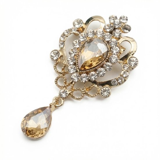 Broche dorée ornée d'une grande gemme champagne en forme de goutte, entourée de strass scintillants et de filigrane ajouré.