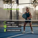 Detail van donkerblauwe VirtuFit padelracket met oranje V-vormig patroon en witte puntjes.