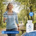 Lachende vrouw loopt in het park met een fles water en een pot Ortho Formulas MSM 1000 mg. Totaal 90 tabletten.