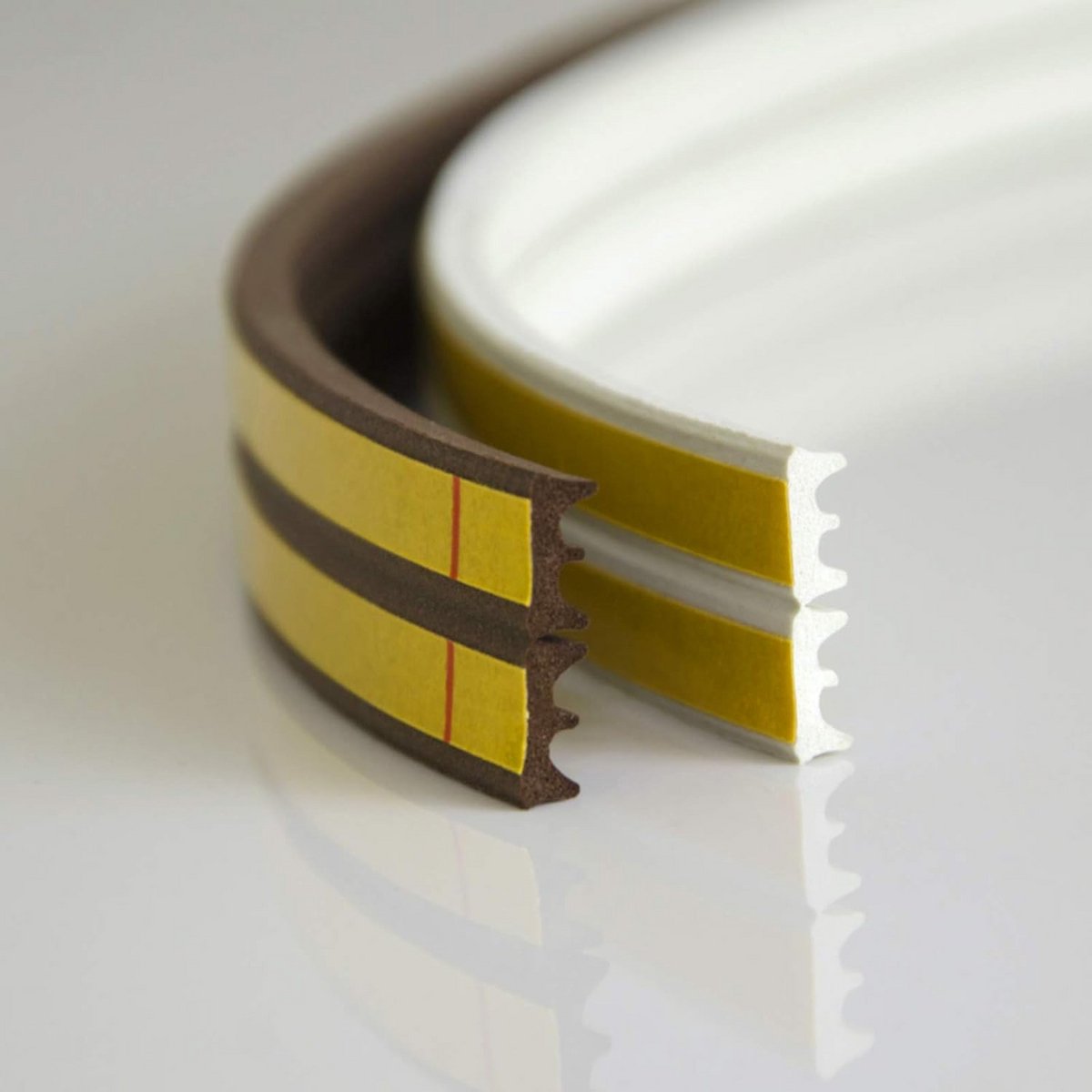 Zelfklevende Rubber Afdichtstrip E-Profiel voor Kozijnen en Deuren - 9mm Breed - Bruin
