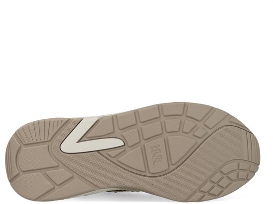 Beige buitenzool van een sneaker met een HUB-logo en visgraatprofiel.