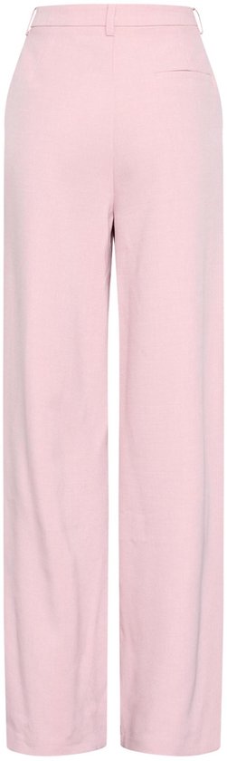 Achterkant van een lichtroze wijde broek met een rechte pasvorm.
