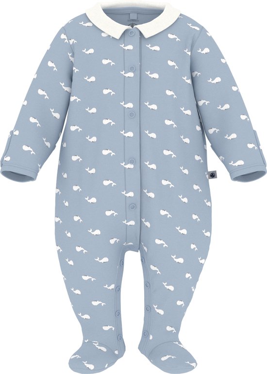 Pyjama bébé bleu clair à imprimé baleine blanc, col blanc, boutons-pression et pieds.