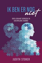 Boekomslag met de titel "Ik ben er nog (niet)" en een afbeelding van een hoofd in puzzelstukjes die overgaan van donkerblauw naar lichtblauw.