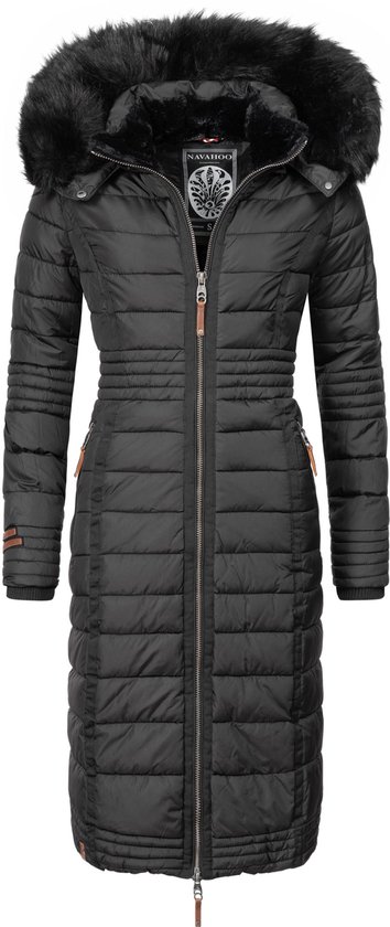 Zwarte lange gewatteerde winterjas voor dames met bontkraag, rits en bruine details.