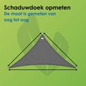 Donkergrijs driehoekig schaduwdoek, met pijlen die de maat van oog tot oog aangeven.