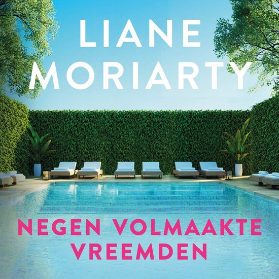 Boek "Negen volmaakte vreemden" van Liane Moriarty, met een zwembad en ligbedden op de voorkant.