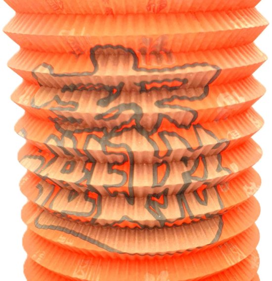 Detail van oranje papieren lampionnen met Chinese karakters.