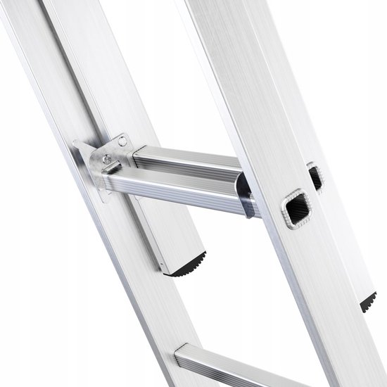 Detail van de scharnierverbinding en treden van een aluminium ladder.