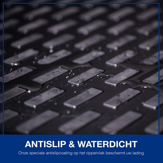 Close-up van waterdruppels op de rechthoekige patronen van de zwarte, waterdichte kofferbakmat.