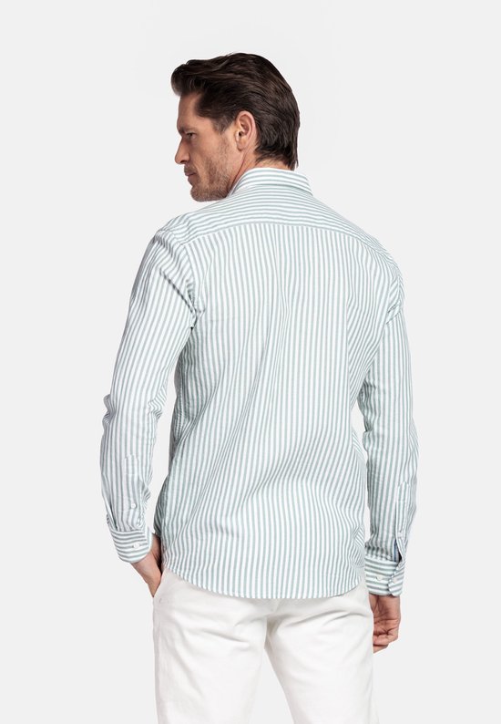 Man met gestreept groen-wit overhemd en witte broek, rug zichtbaar.