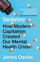 Boek 'Sedated: How Modern Capitalism Created Our Mental Health Crisis' van James Davies. Een flesje pillen en capsules op een blauwe achtergrond.