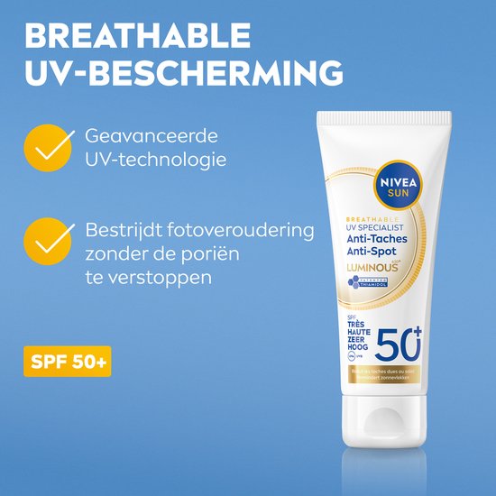 Hand met tube Nivea Sun UV Specialist Anti-Taches SPF 50+. Ademende UV-bescherming, lichte formule.