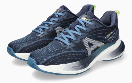 Paar donkerblauwe Allrounder sneakers met blauwe veters, witte zolen en gele tongen. Tekst 'ALLROUNDER RUN FAST'.